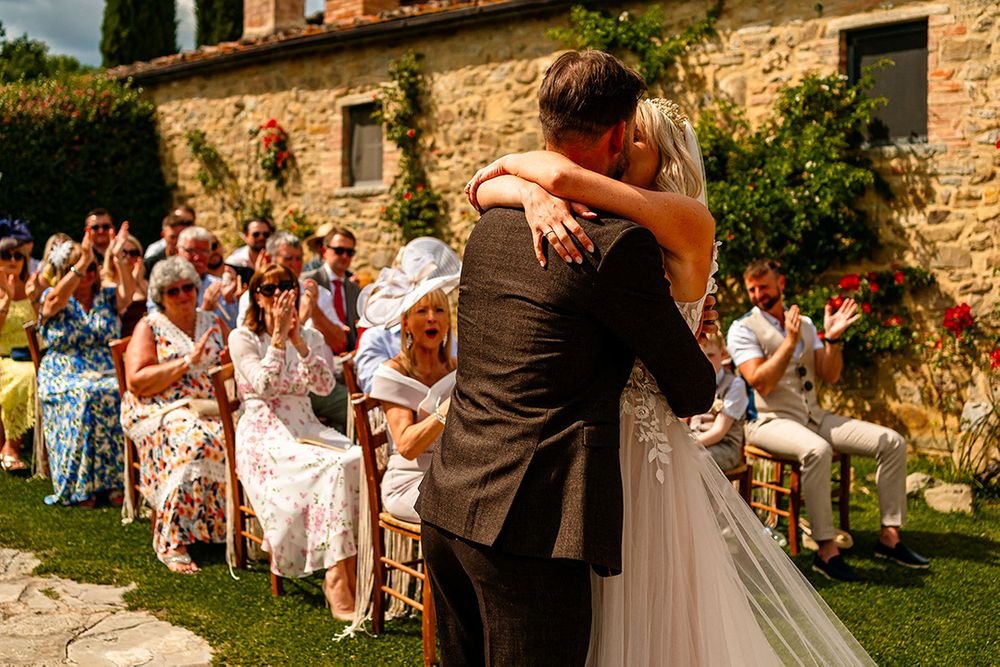 HT10. MARRIED IN SECRET! Fans are in shock as a top celebrity duo quietly escapes to Italy for a private wedding under the Tuscan sun